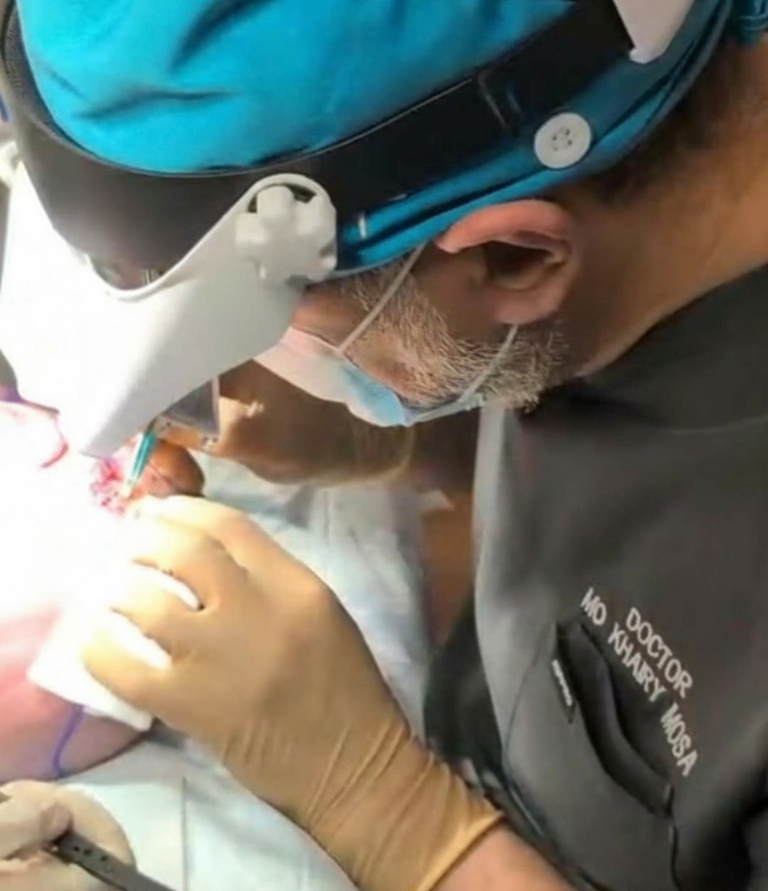 dr mosa performing DHI hair transplant